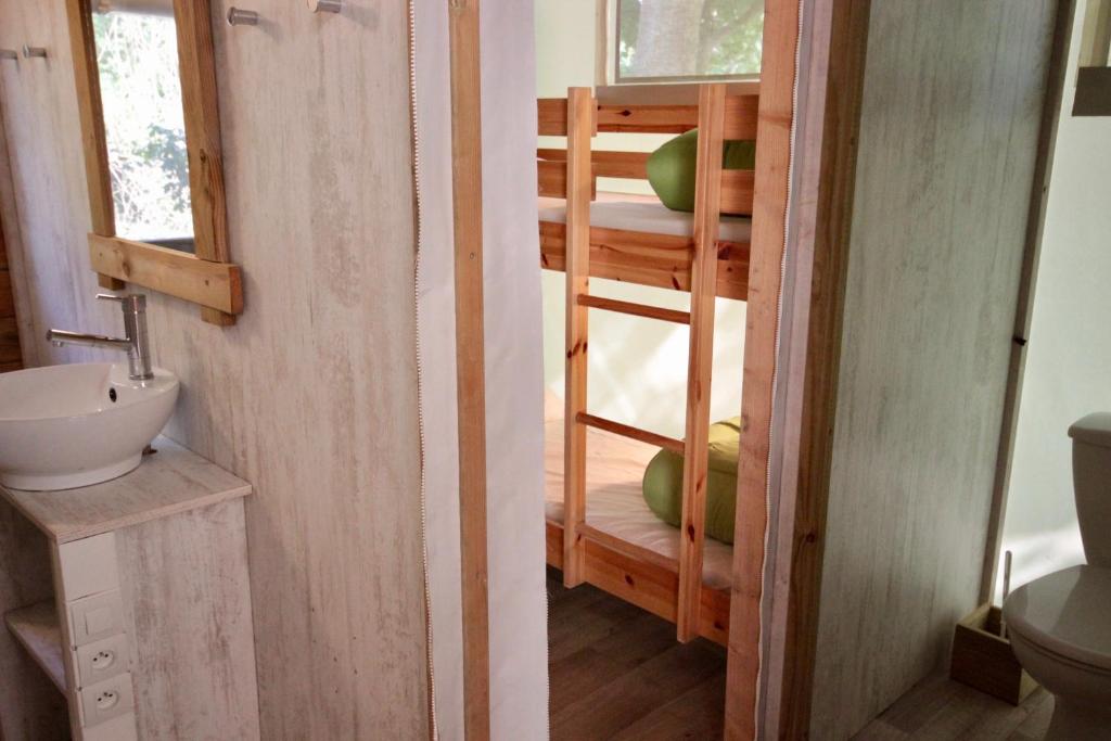 une petite salle de bains avec lavabo et toilettes. dans l'établissement Camping L'îlot du Chail, à Sansais 37 autres photos