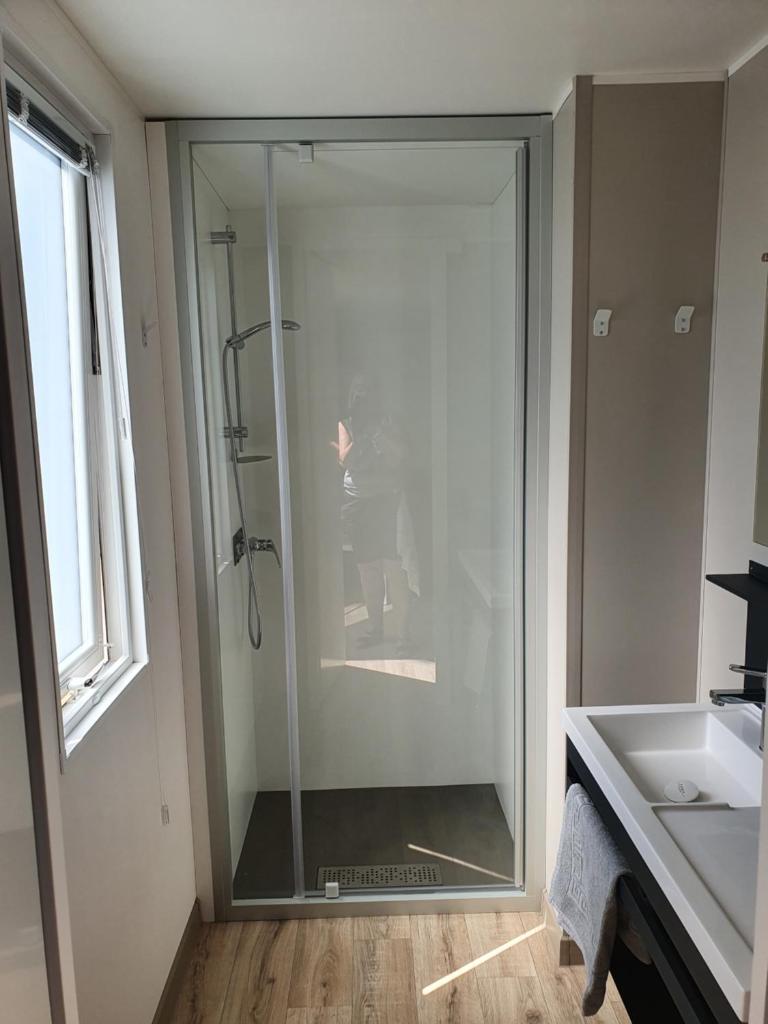 La salle de bains est pourvue d'une douche en verre et d'un lavabo. dans l'établissement Mobile Homes by KelAir at Camping La Yole, à Saint-Jean-de-Monts