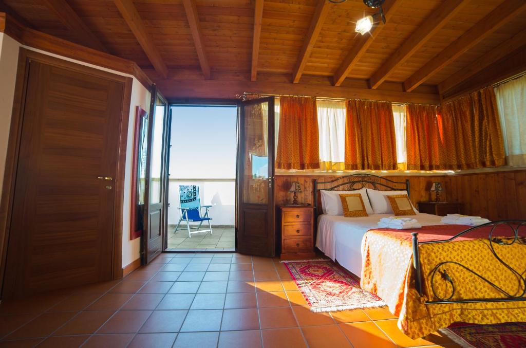 - une chambre avec un lit et une porte donnant sur un balcon dans l'établissement Villa dei Sogni Gallipoli, à Tuglie 91 autres photos