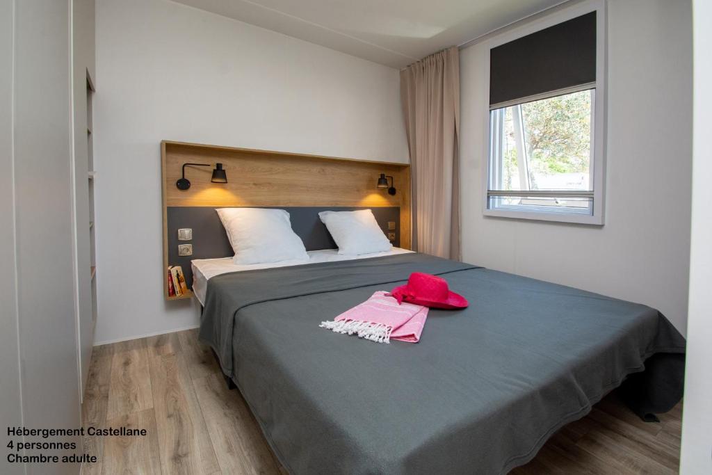 - une chambre avec un lit doté d'un chapeau rouge dans l'établissement Camping International d'Aups, à Aups 37 autres photos
