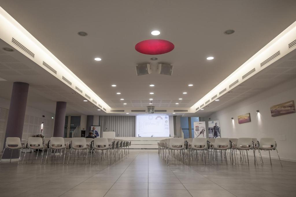 Cette chambre comprend un bouquet de chaises et une lumière rouge. dans l'établissement Smeraldo Suites & Spa, à San Benedetto del Tronto 91 autres photos