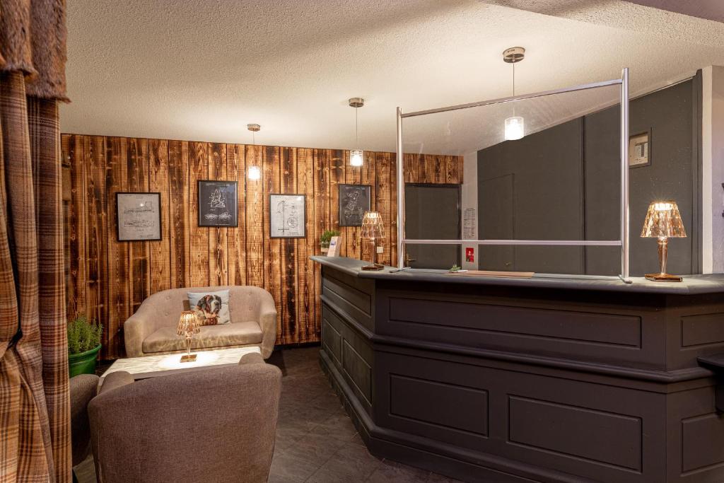 - un salon de coiffure avec un miroir et une chaise dans l'établissement SUNWEB Hotel L'Ecrin des Neiges, à La Joue du Loup