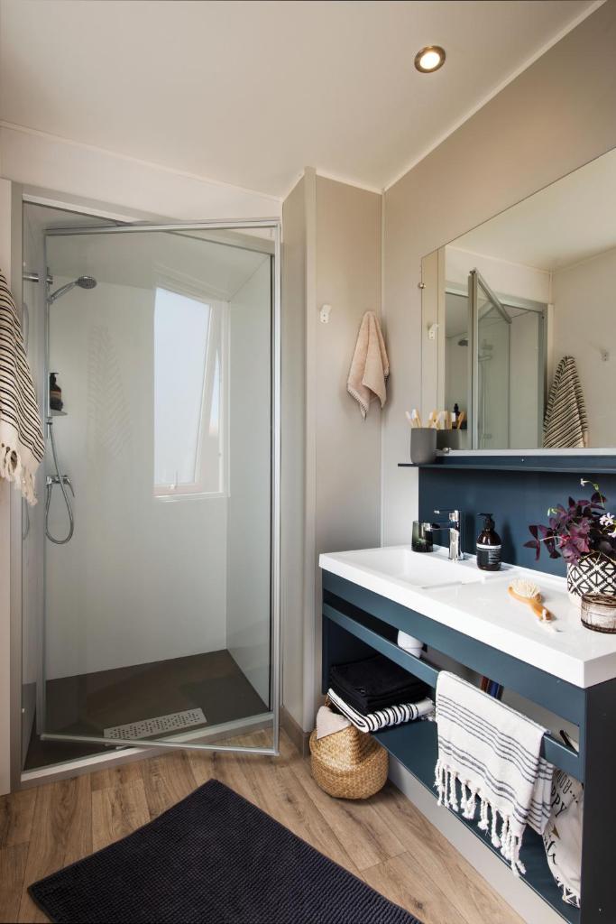 une salle de bain avec un lavabo et une douche dans l'établissement Camping International d'Aups, à Aups