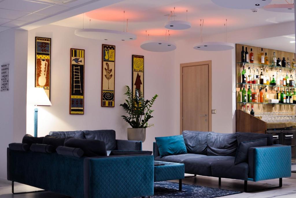 - un salon avec des canapés et un bar dans l'établissement Hotel San Vincenzo Resort, à Policoro