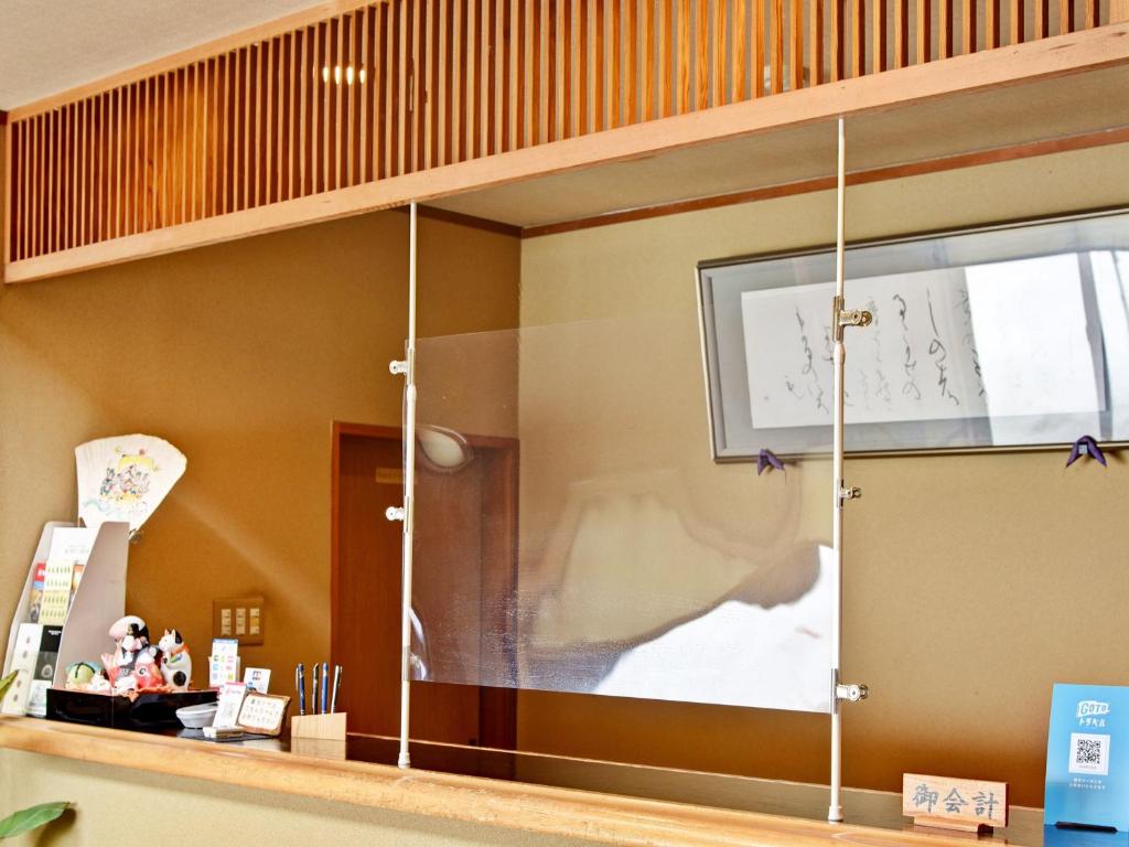 une porte coulissante en verre. dans l'établissement Kanoe, à Iiyama