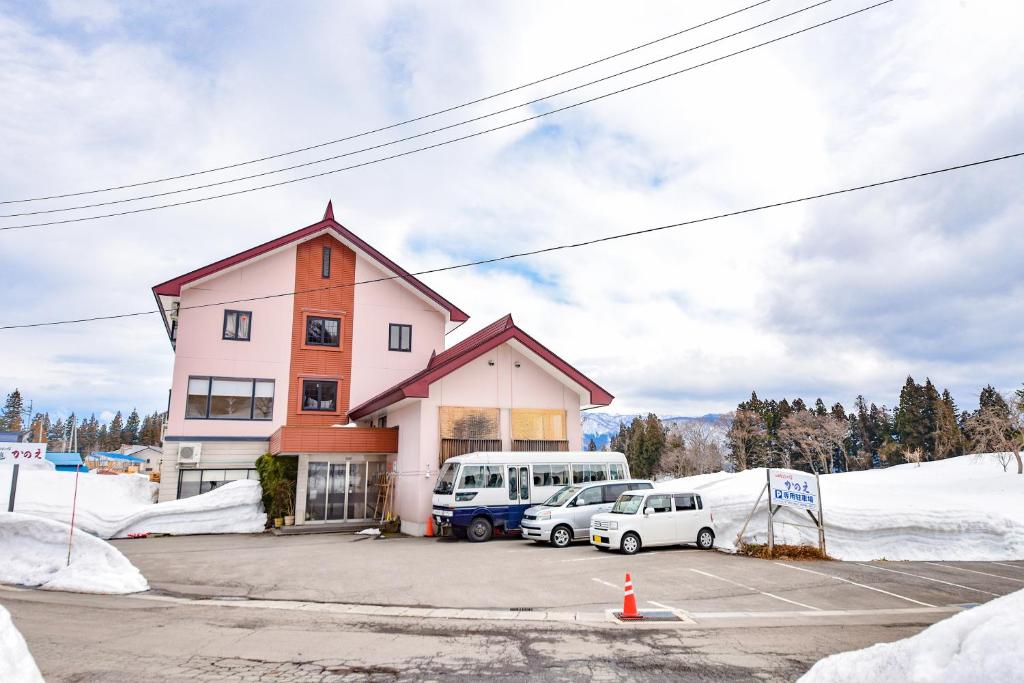 un bus garé dans un parking à côté d'un bâtiment dans l'établissement Kanoe, à Iiyama