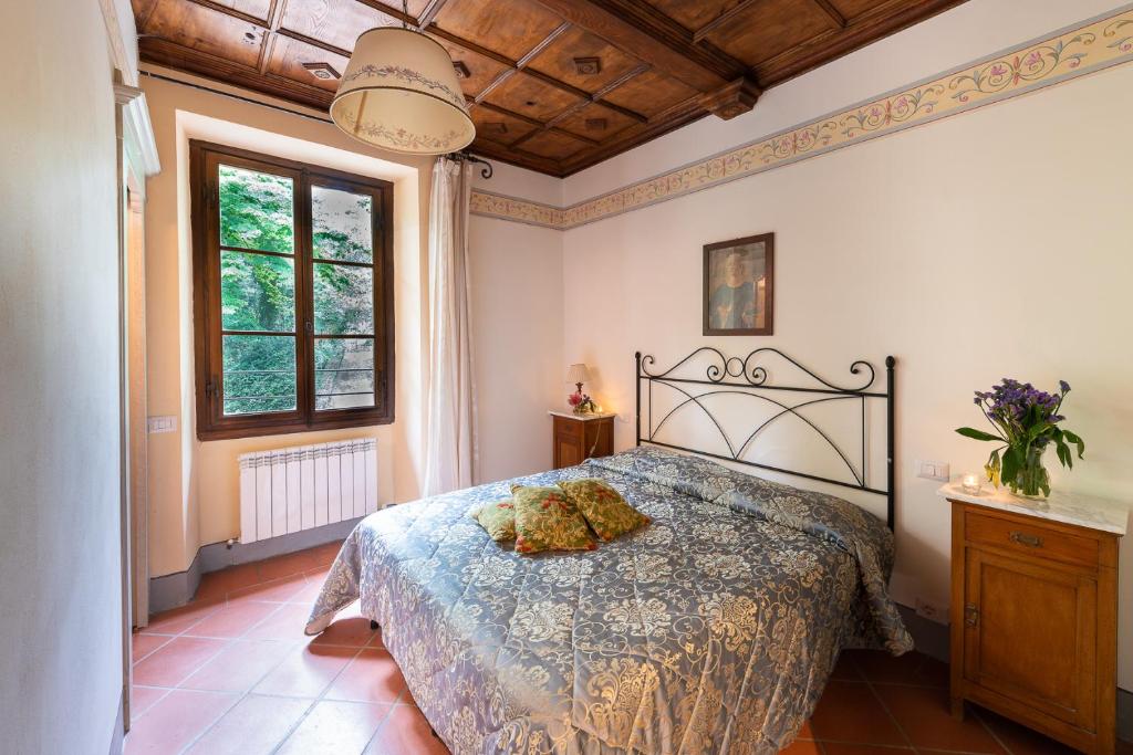 une chambre avec un ours en peluche assis sur un lit dans l'établissement VILLA BENFENATI TUSCANY, à Pratovecchio