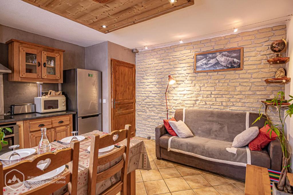 Il dispose d'une cuisine et d'un salon avec un canapé et une table. dans l'établissement La Soldanelle, à Lanslevillard