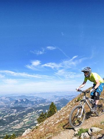 Un homme faisant du vélo au sommet d'une montagne dans l'établissement Montclar Appart 4 à 6 places - terrasse vue panoramique - idéalement situé, à Montclar 30 autres photos