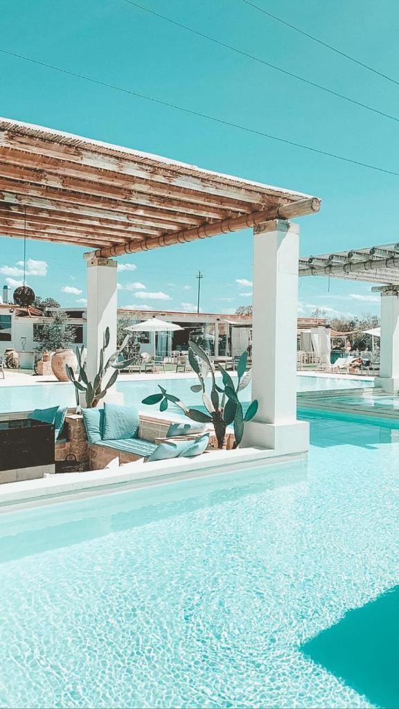 un complexe avec piscine et un complexe avec piscine dans l'établissement Borgo Rosso Terra, à Gallipoli