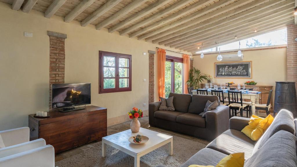 un salon avec un canapé et une télévision dans l'établissement BUCA DELLE FATE 8, Emma Villas, à Case Malva