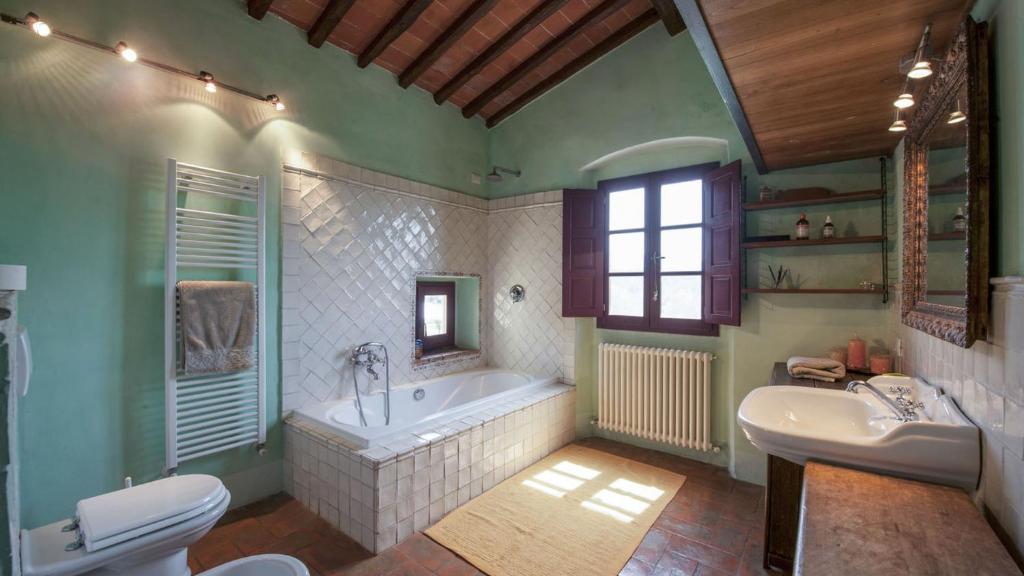 une salle de bain avec une baignoire, des toilettes et un lavabo dans l'établissement BUCA DELLE FATE 8, Emma Villas, à Case Malva