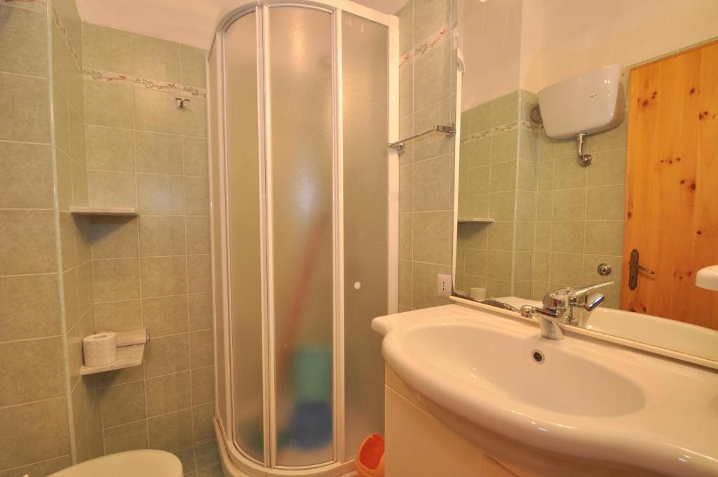 une salle de bain avec douche et lavabo dans l'établissement RESIDENCE LA DARSENA, à Isola di Capo Rizzuto
