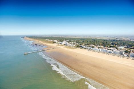 une vue aérienne d'une plage et de l'océan dans l'établissement MH 445 le bois dormant, à Saint-Jean-de-Monts