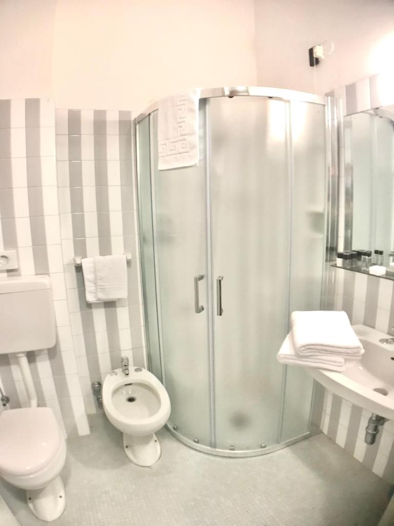 une salle de bain avec une douche, des toilettes et un lavabo dans l'établissement Hotel Las Vegas, à Lido di Jesolo