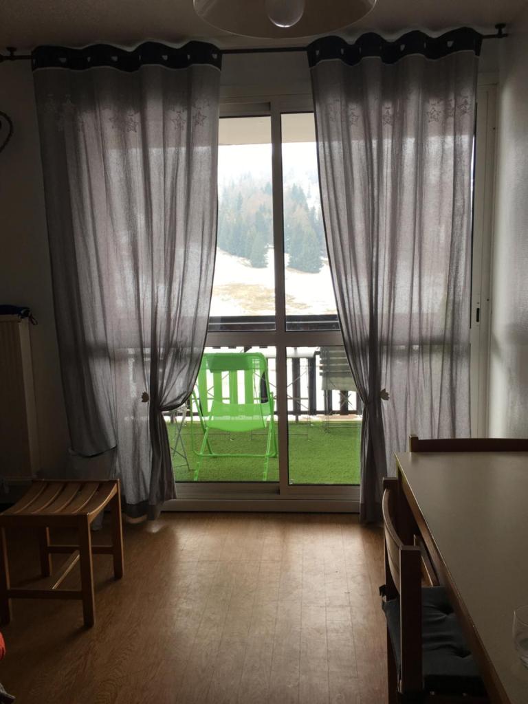 Cette chambre dispose d'une grande fenêtre offrant une vue sur la cour. dans l'établissement APPARTEMENT 804, à Saint-Étienne-en-Dévoluy