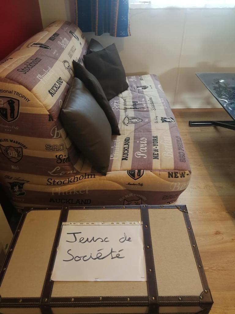 une pile de cartons assis sur un sol dans l'établissement Mobil home climatisé au Domaine Lalande à Mimizan, à Mimizan
