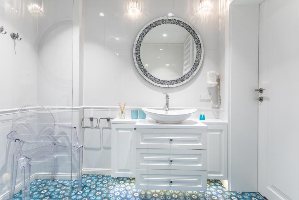 Sky and Sea by Renters Prestige 8
