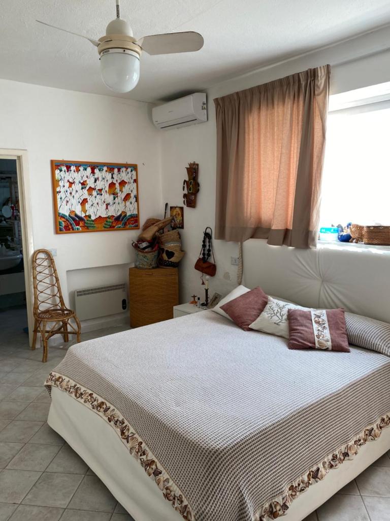 une chambre avec un grand lit dans une pièce dans l'établissement Dimorra Sun and Relax, à Ischia 34 autres photos
