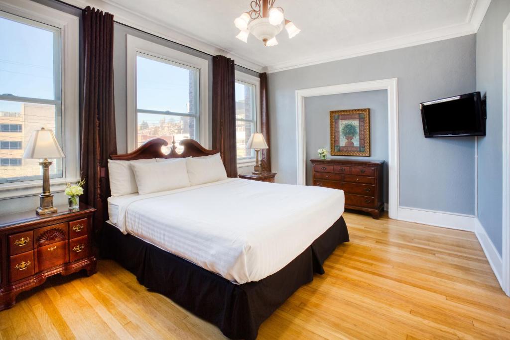 MarQueen Hotel Image