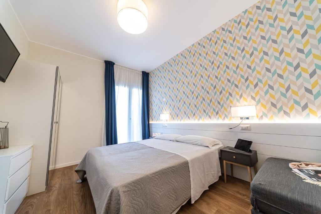 une chambre d'hôtel avec un lit et une fenêtre dans l'établissement Hotel Kiss, à Riccione