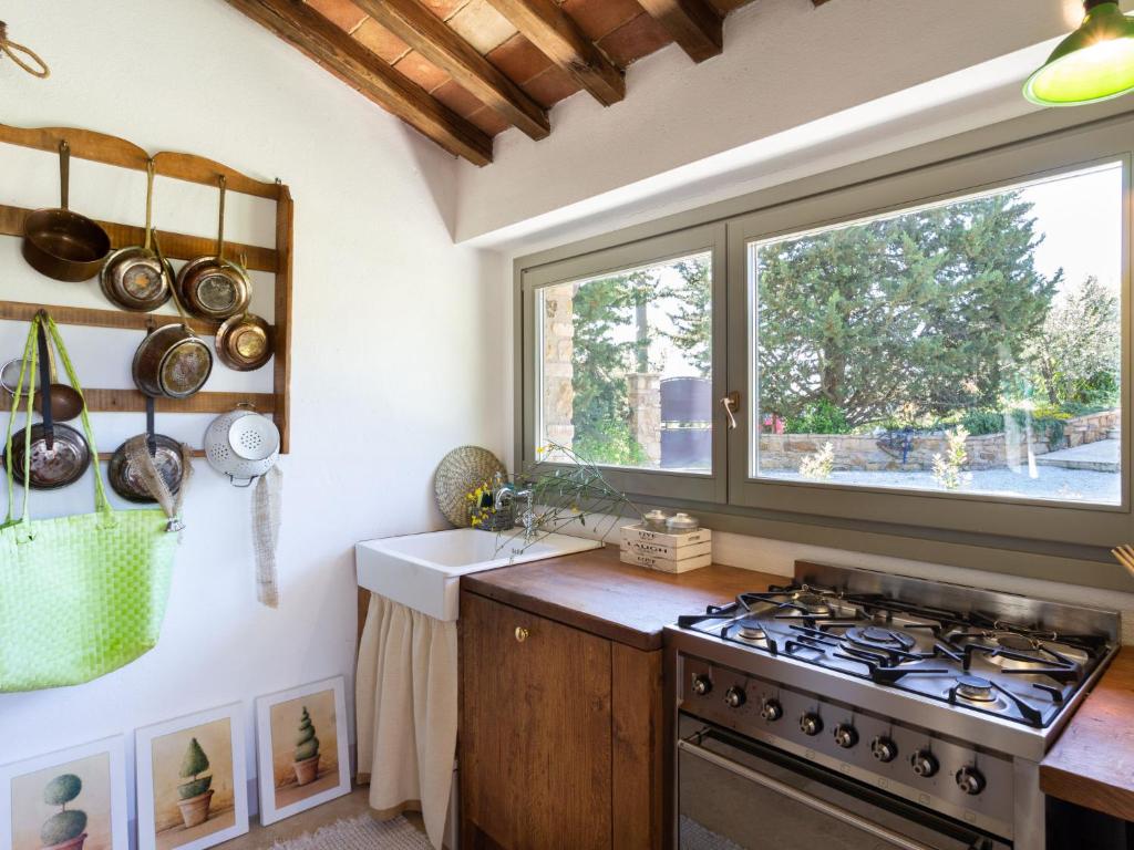 une cuisine avec une cuisinière et une fenêtre dans l'établissement Villa Meletta by Interhome, à Gambassi Terme