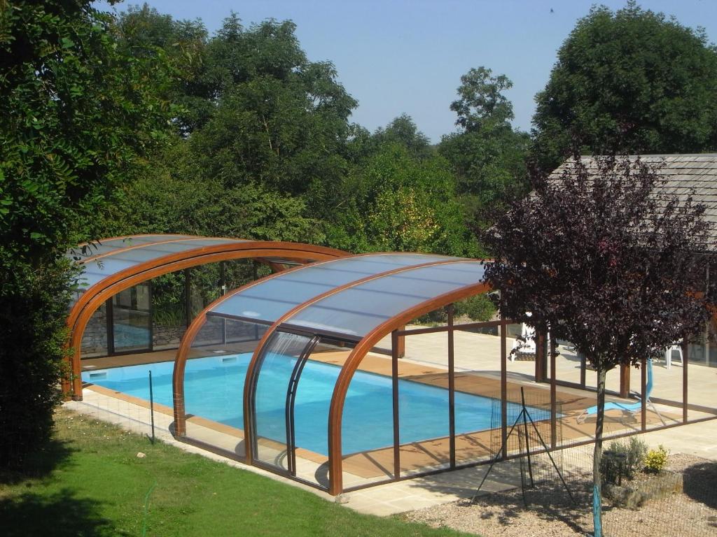 - une piscine avec un pont en verre dans l'établissement Gîte Au Cœur du Sauveterre, à Le Massegros