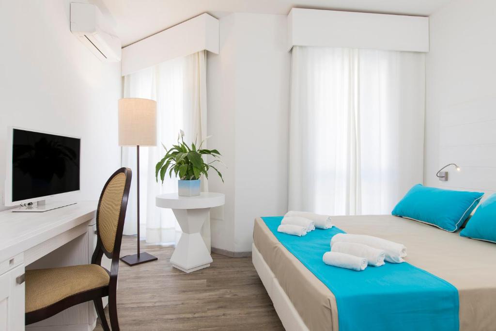 une chambre avec un lit et un bureau avec un ordinateur dans l'établissement Lu' Hotel Maladroxia, à SantʼAntìoco 86 autres photos