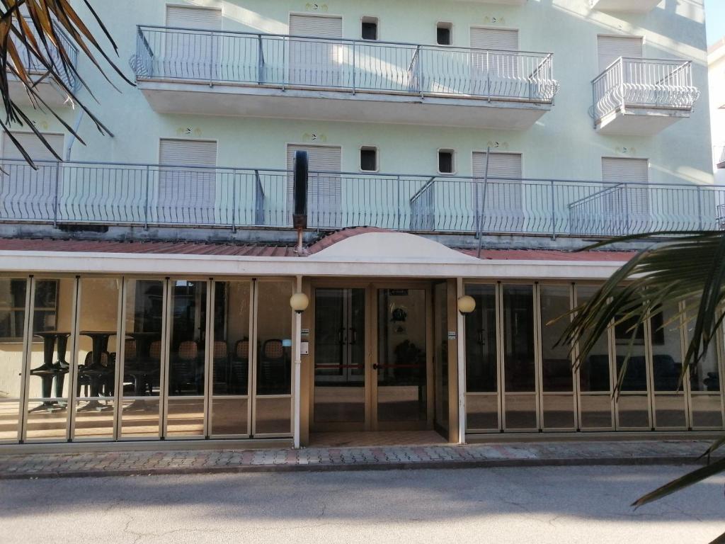 Elle offre une vue sur l'extérieur d'un bâtiment doté de grandes fenêtres. dans l'établissement Hotel Arborea, à Lido di Jesolo 7 autres photos