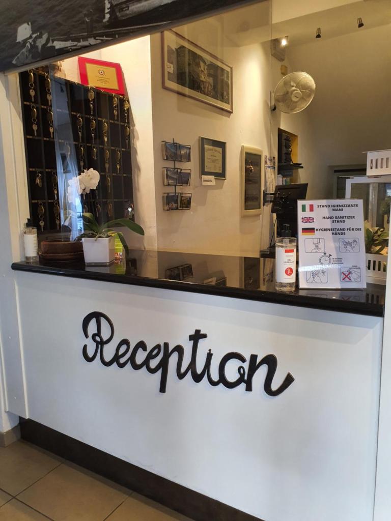 un comptoir de magasins portant le nom d'un restaurant dans l'établissement Hotel Merano, à Brenzone 96 autres photos