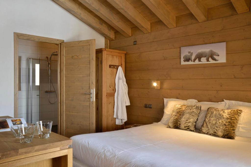 - une chambre avec un mur en bois et un lit dans l'établissement Résidence Carlina by Les Etincelles, à Belle Plagne 37 autres photos