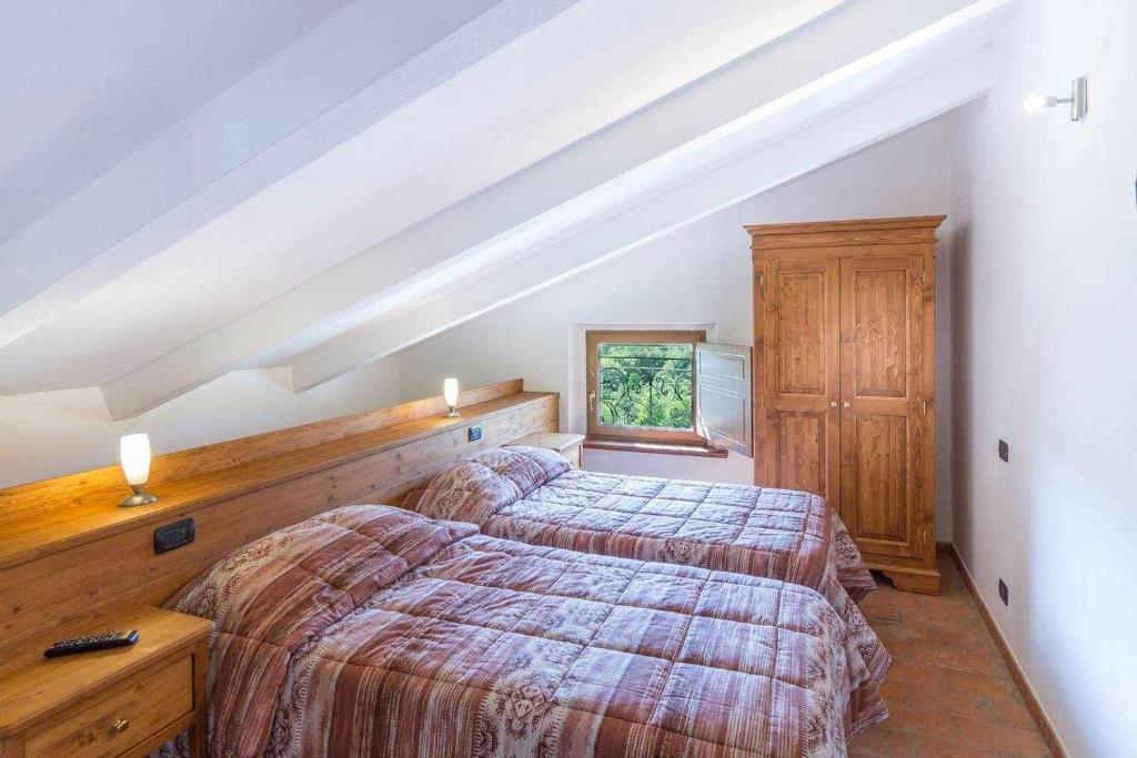 une chambre avec deux lits et une fenêtre dans l'établissement Villa Cantone & SPA piscina privata, à Sansepolcro 43 autres photos