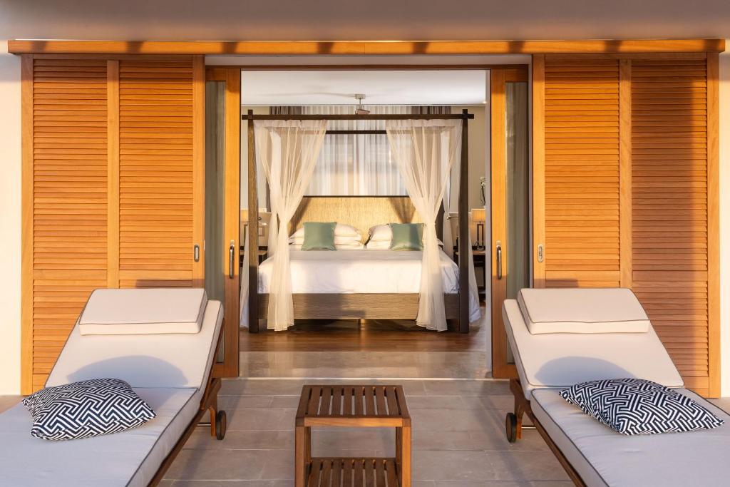 deux lits dans une pièce avec une chambre dans l'établissement Il San Corrado di Noto, à Noto