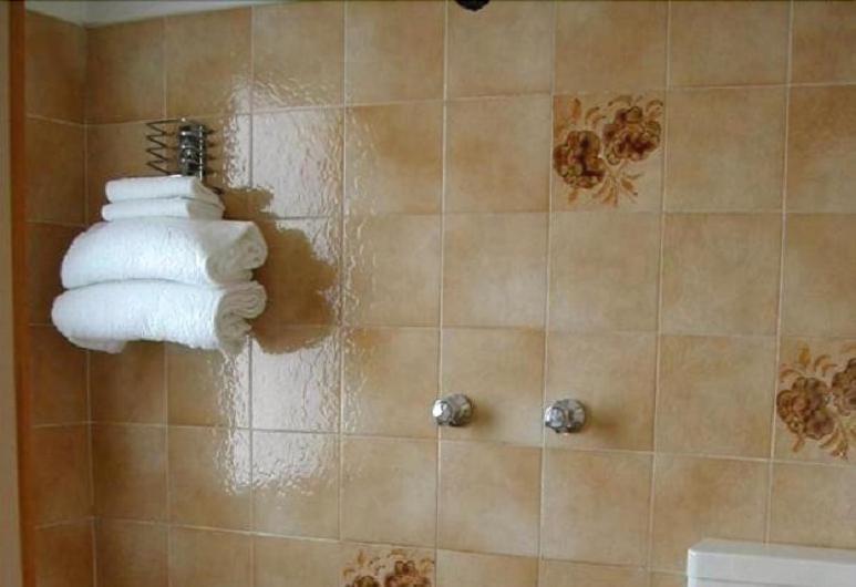 Un tas de serviettes sont suspendues dans une douche dans l'établissement Hotel Arborea, à Lido di Jesolo
