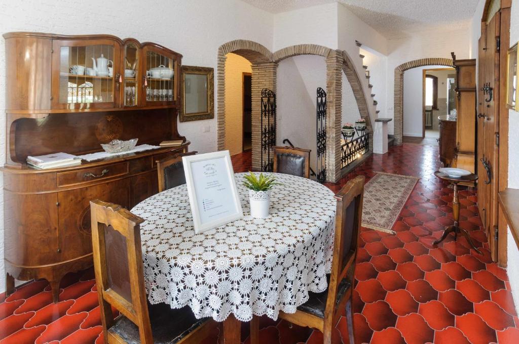 une salle à manger avec une table avec un panneau dessus dans l'établissement Villa Mery, sui colli della riviera di Rimini, à Mondaino