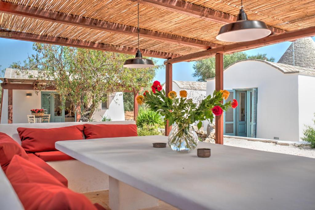 un salon avec un canapé et une table dans l'établissement Trullo Paola, à Ceglie Messapica