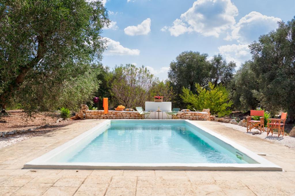 une piscine au milieu d'une cour dans l'établissement Trullo Paola, à Ceglie Messapica