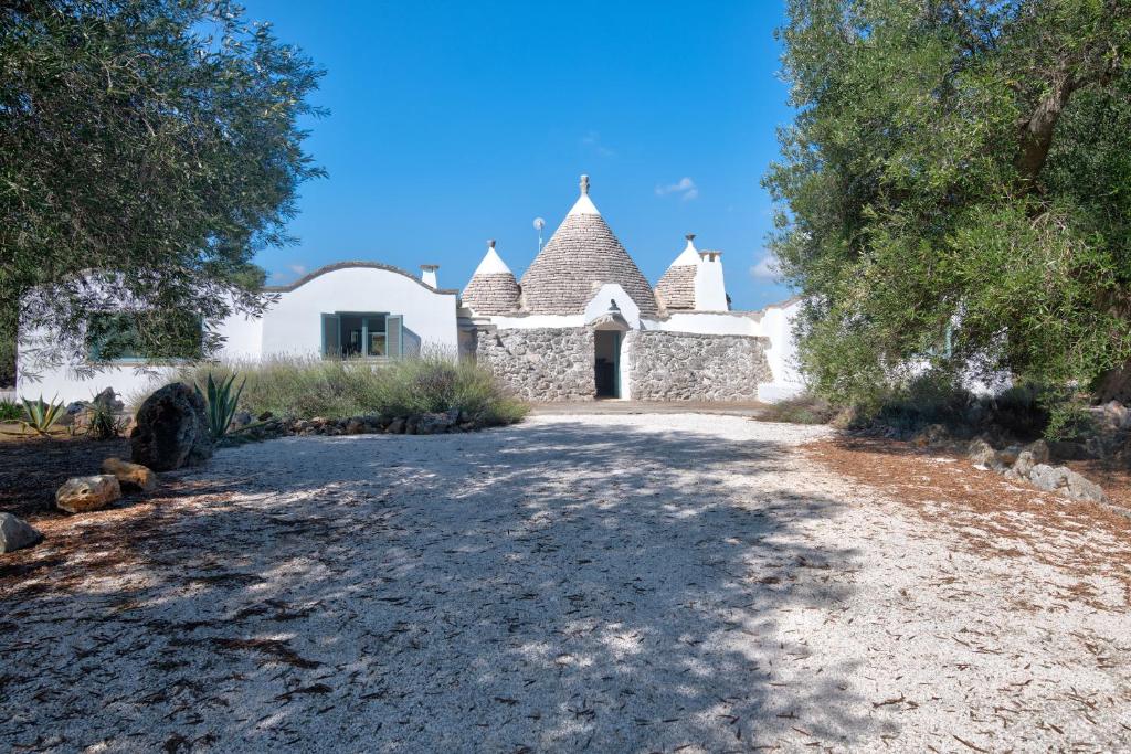 une image d'une maison avec allée dans l'établissement Trullo Paola, à Ceglie Messapica