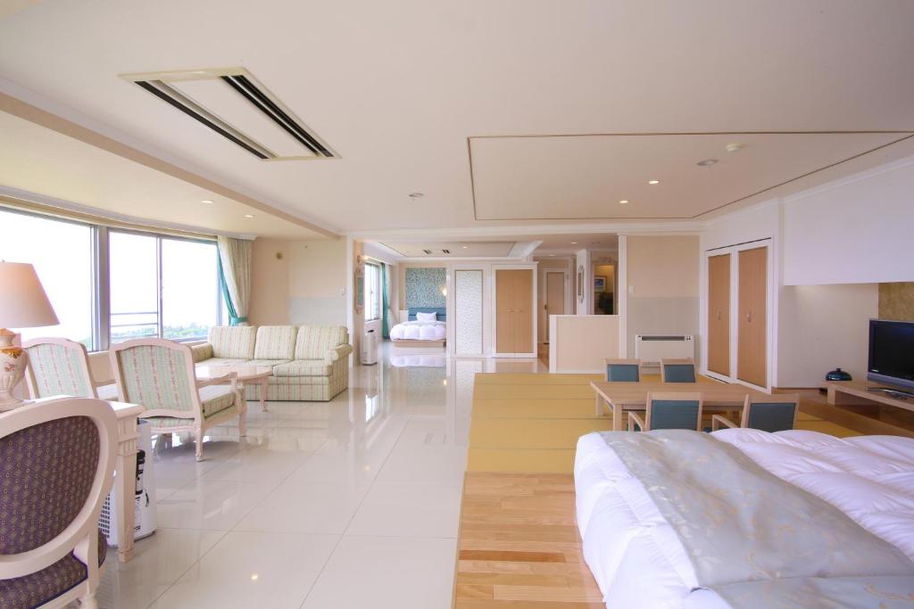 une chambre avec un grand lit et un salon dans l'établissement Shiretoko Daiichi Hotel, à Shari