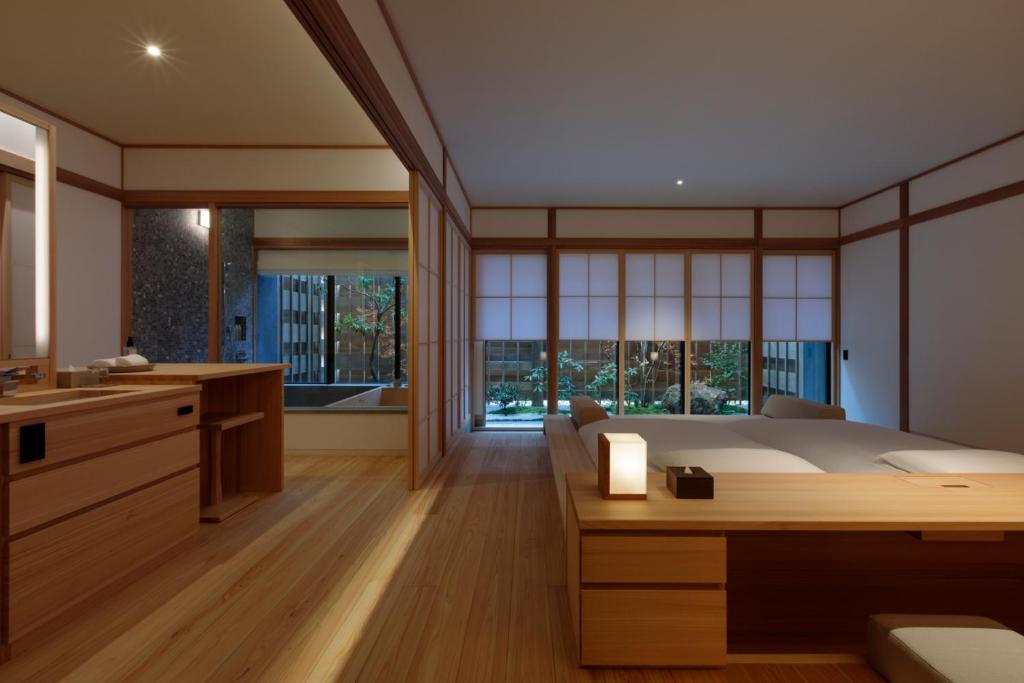 une chambre avec un grand lit et un lavabo dans l'établissement Azumi Setoda, à Onomichi 37 autres photos