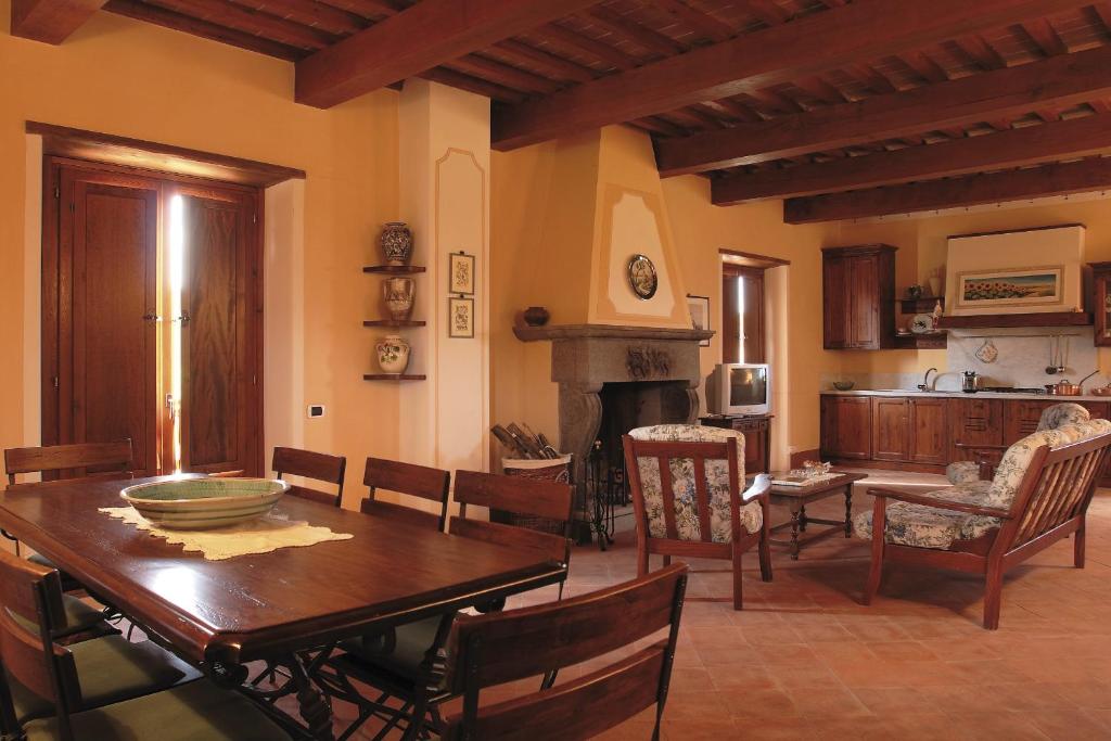 un salon avec une table et des chaises en bois dans l'établissement Villa Vitrea - Homelike Villas, à Poppi