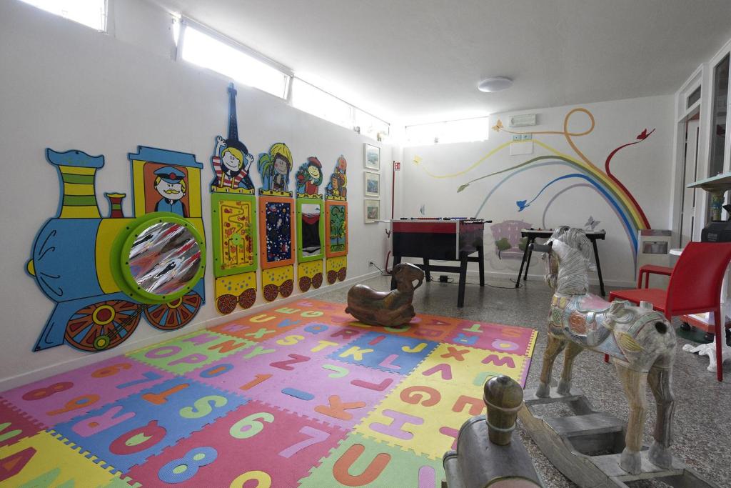 une chambre avec une peinture d'un train sur le mur dans l'établissement Hotel Imperiale & SPA, à Gatteo a Mare