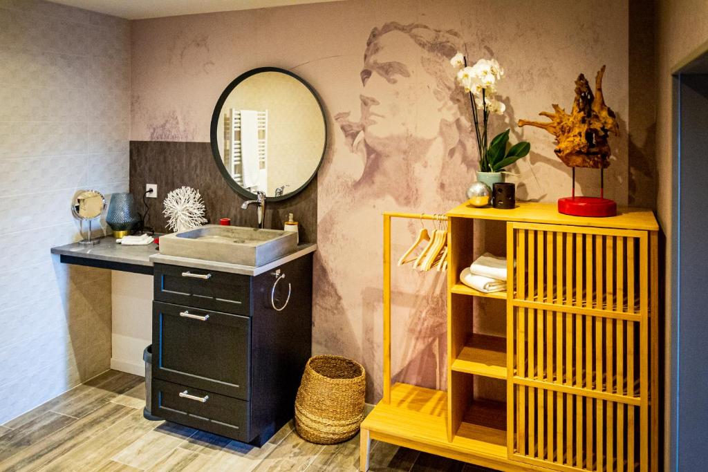 une salle de bain avec un lavabo et un miroir dans l'établissement Abacard Home Gite adult only, à Roquemaure