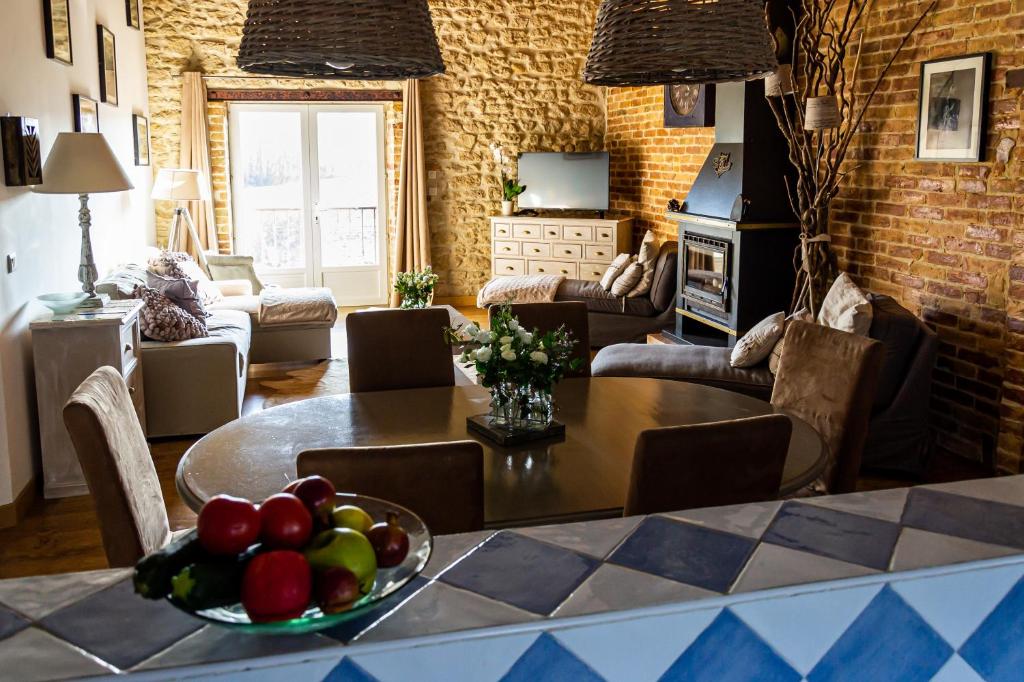 - un salon avec une table et une corbeille de fruits dans l'établissement Abacard Home Gite adult only, à Roquemaure