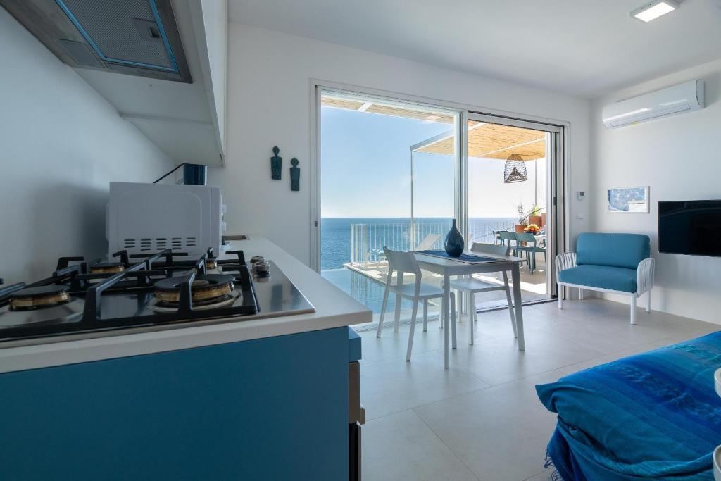 Il comprend une cuisine équipée d'une cuisinière. - un four supérieur à côté d'un salon dans l'établissement Tenuta Marinaia, à Marittima