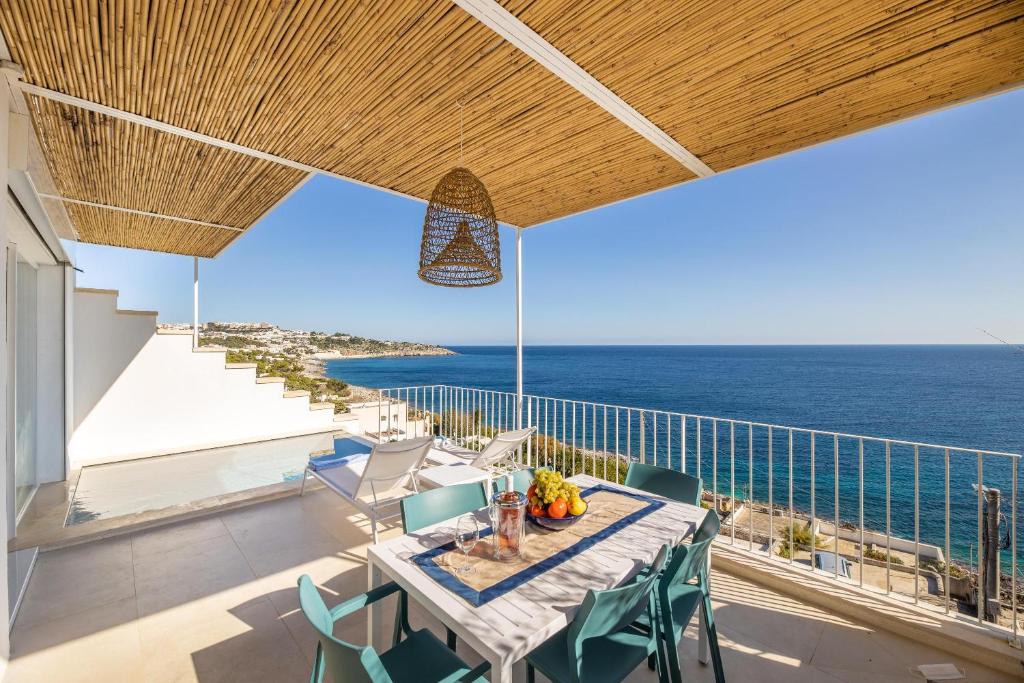 une salle à manger avec vue sur l'océan dans l'établissement Tenuta Marinaia, à Marittima