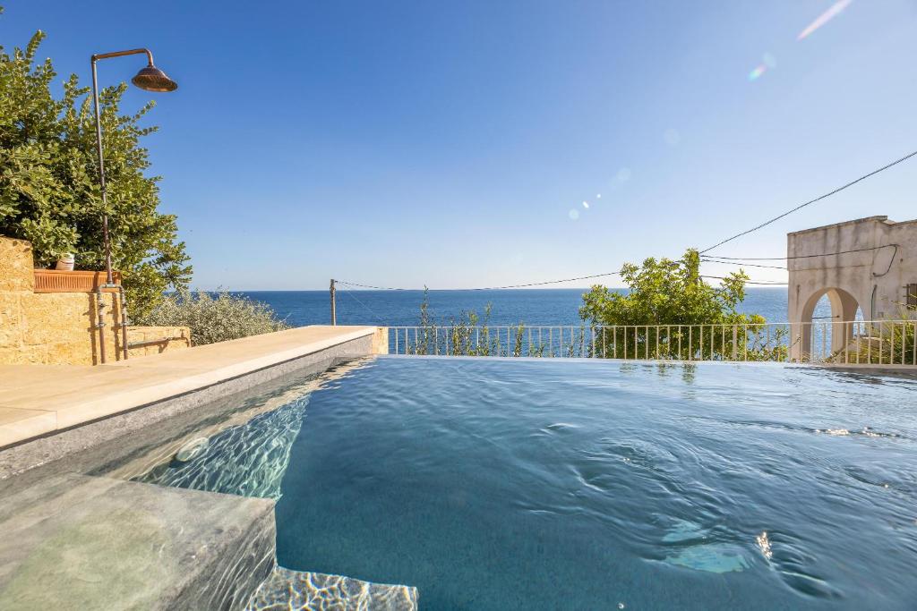 une piscine avec vue sur l'océan dans l'établissement Tenuta Marinaia, à Marittima