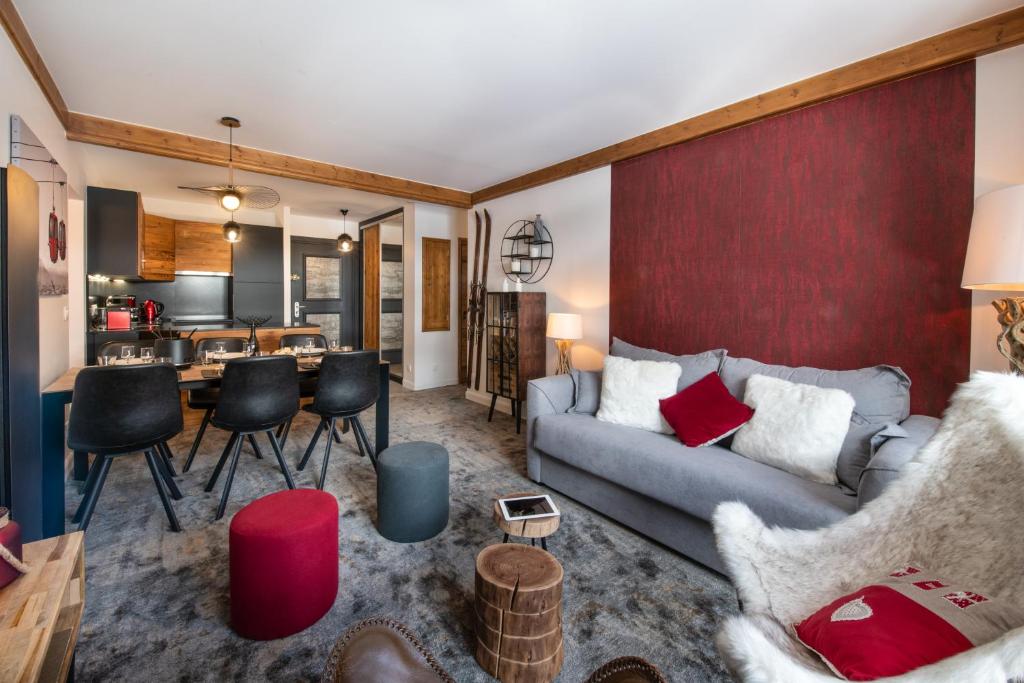 un salon avec un canapé et une table dans l'établissement Superbe appart Arc 1950 4/6pers dans résidence hôtelière 5* - Skis aux pieds, à Arc 1950