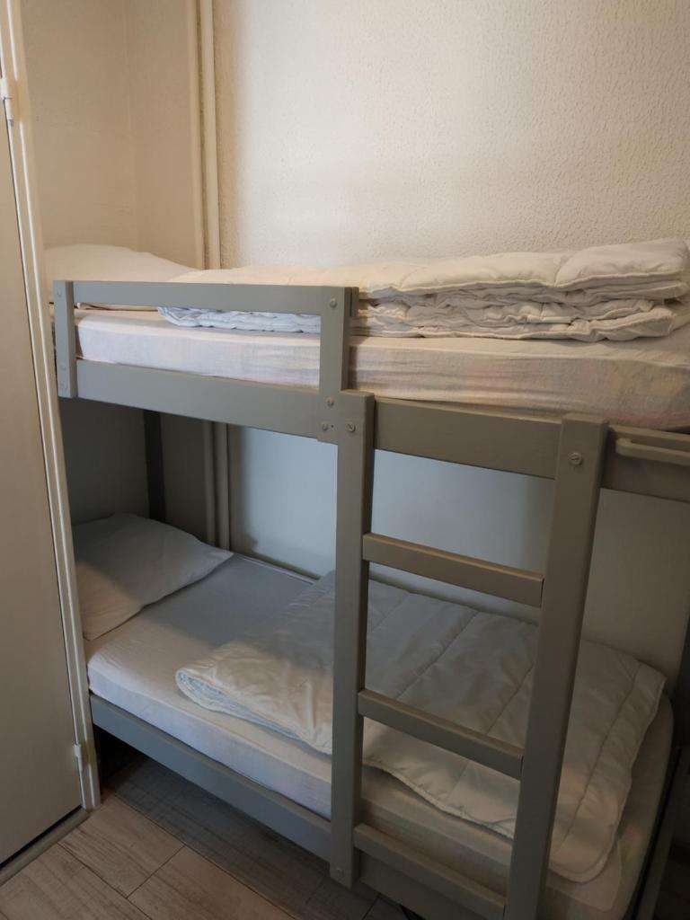 Elle comprend un placard avec 2 lits superposés. dans l'établissement Cocon d'altitude - Studio avec vue sur les pistes, aux Orres