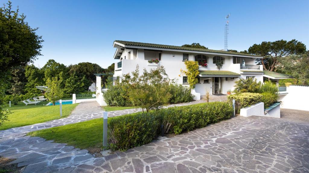 une maison blanche avec un jardin en face dans l'établissement Villa Sarah 102 Emma Villas, à Riccione